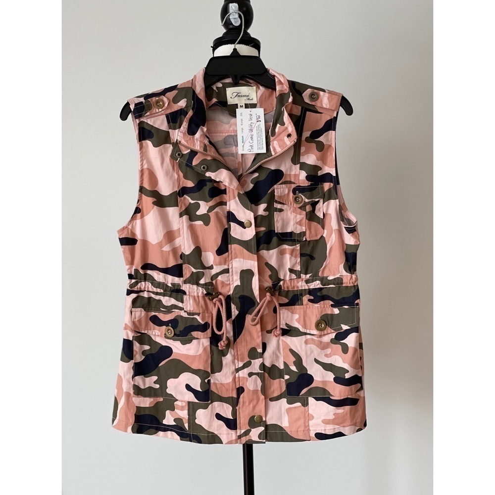 Forme' Mode' Pink Camo Utility Vest NWT in a size medium